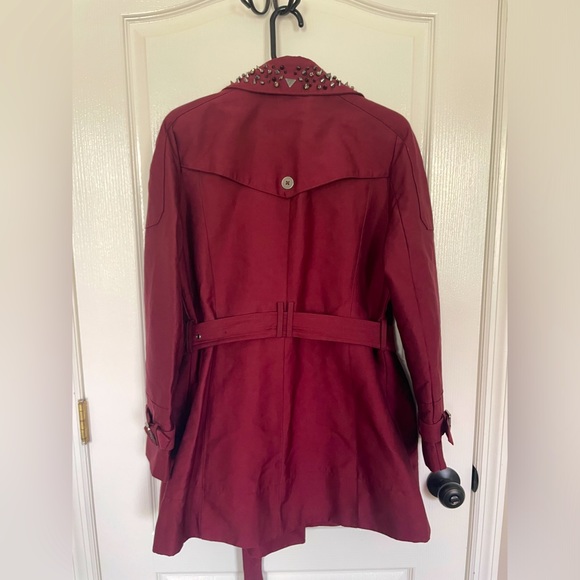 Gorgeous Trench with embellished collar - Picture 2 of 3